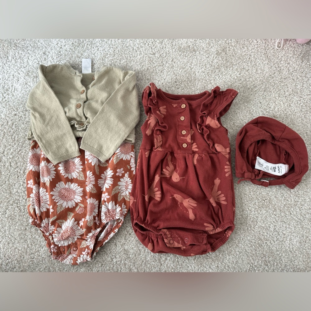 Baby girl rompers by Carters
All in good condition.